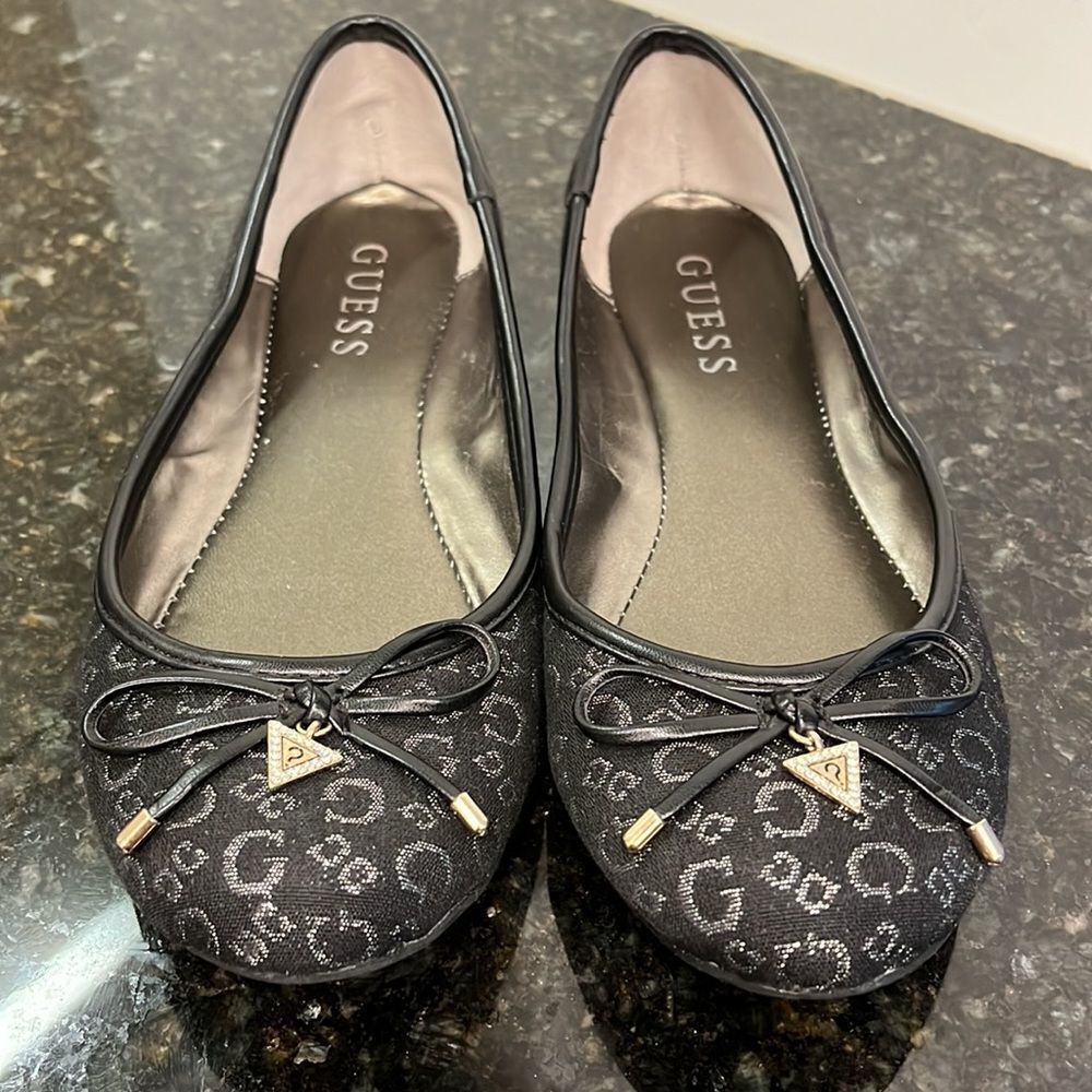 Guess Women’s size 6.5 Black Flat Slip-on Women Shoes. Excellent Conditi… - Picture 1 of 11